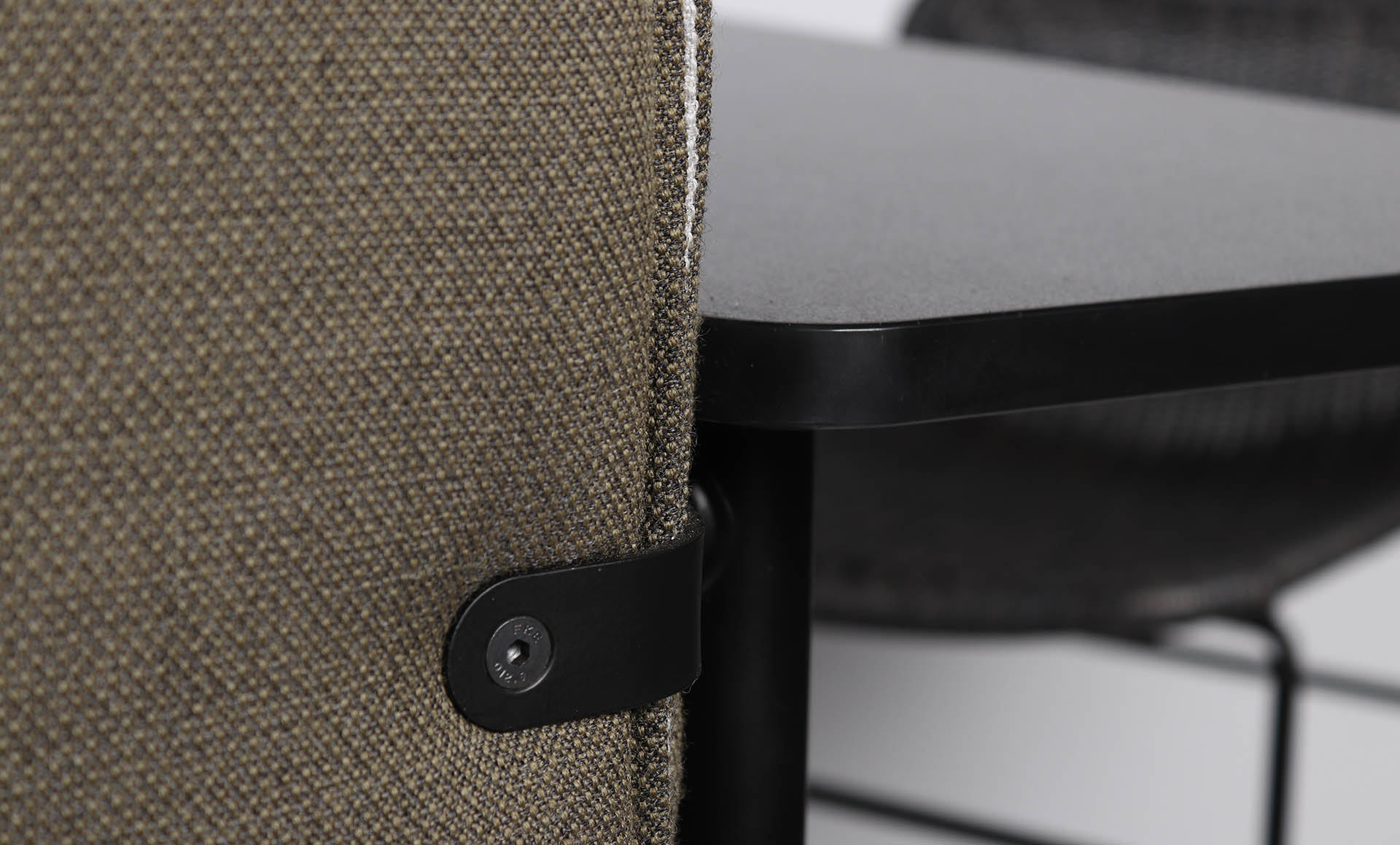Adapt 3-Seat Midback Lounge With Rear Table - Image 9